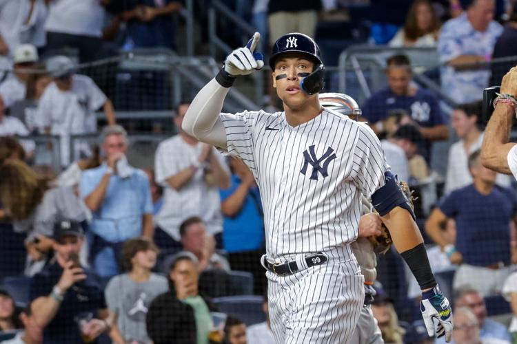 Derek Jeter Advises Yankees As AL East Lead Shrinks - Pinstripes