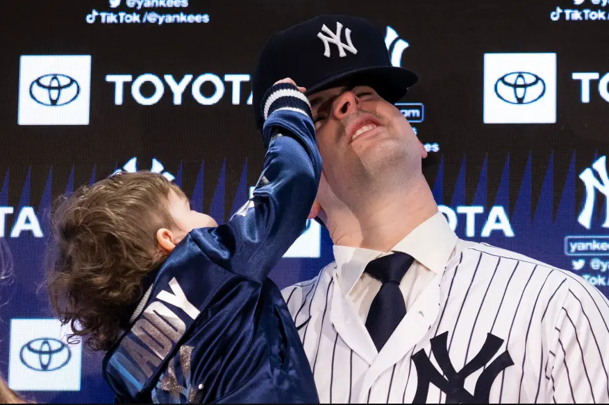 Carlos Rodon’s son Bo helps him with his Yankees cap during his press conference on Dec. 22, 2022.