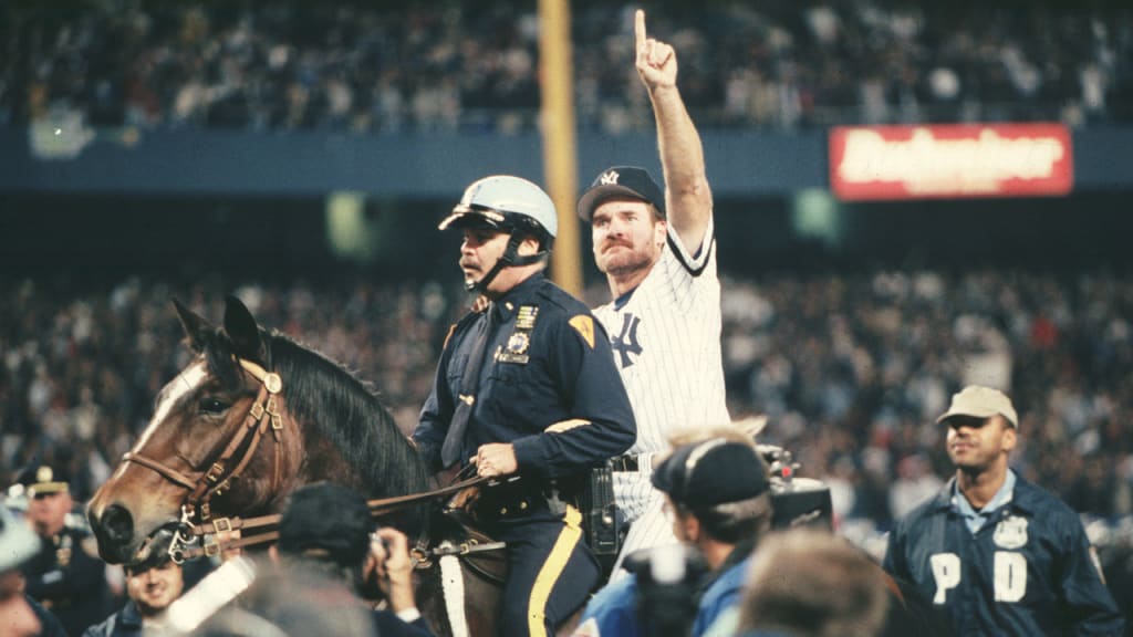 Wade Boggs, de los New York Yankees, monta un caballo de policía alrededor del campo después de que los Yankees ganaran las Series Mundiales de 1996.