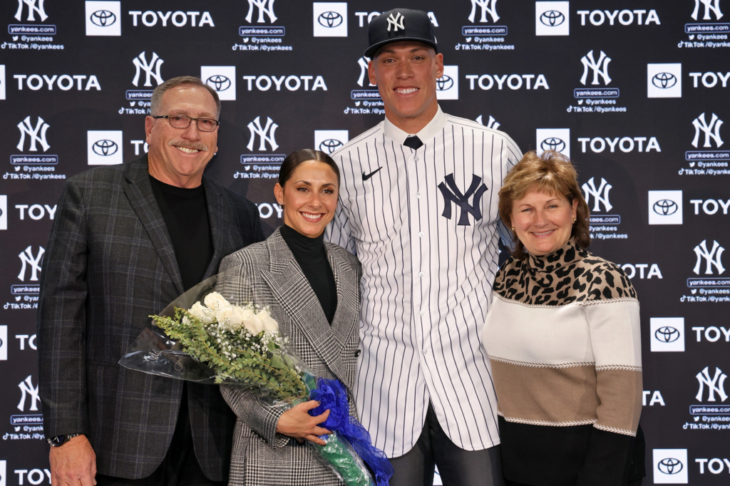 Aaron Judge con su familia durante su reintroducción formal en el Yankee Stadium el 21 de diciembre.