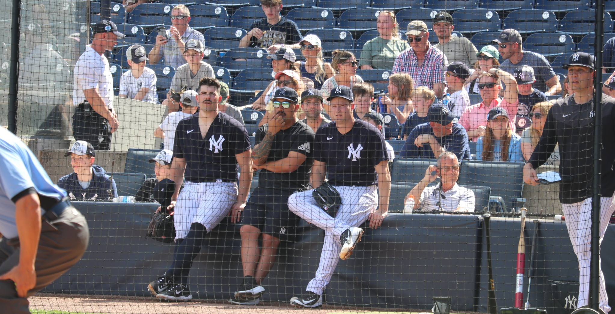 Carlos Rodón y Néstor Cortés, que están entre los jugadores de los Yankees con lesiones, están viendo a los demás entrenando en el campamento de primavera en Tampa, Fl. clase