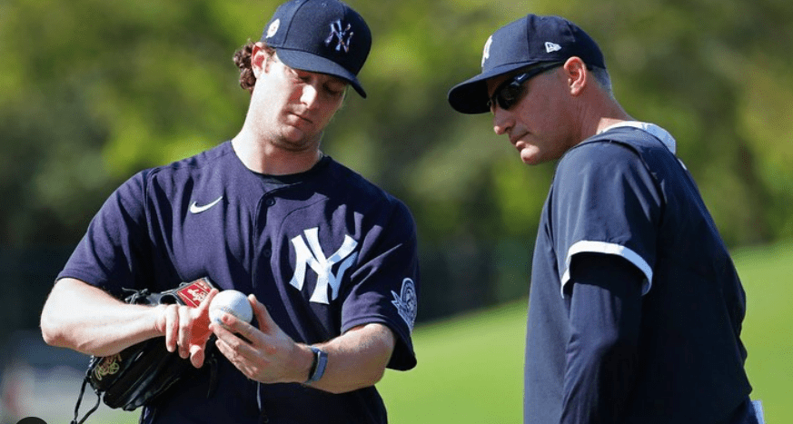 Tommy Kahnle is chatting with the Yankees' pitching coach during their 2023 spring training.