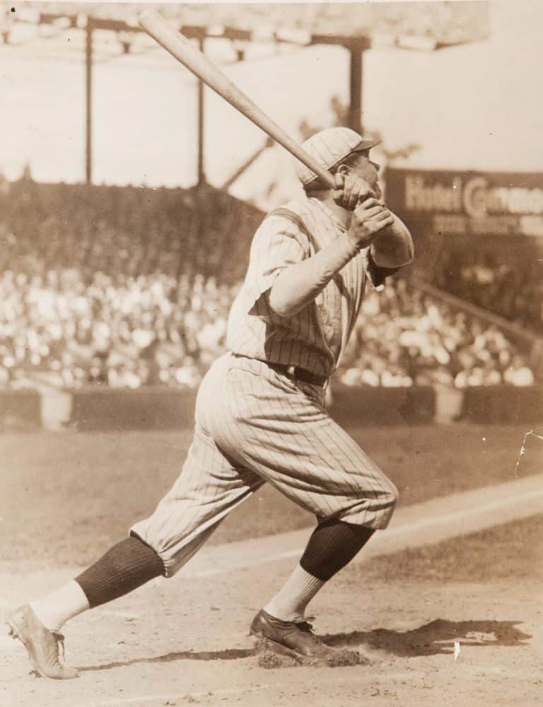 Babe Ruth batea en 1921 con el bate de béisbol Louisville Slugger que alcanzó los 1,8 millones de dólares en una subasta de abril de 2023.