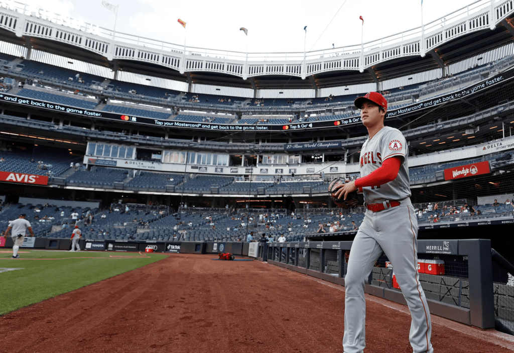 Shohei Ohtani entra en el Yankee Stadium para calentar antes de que los Angels jueguen contra los Yankees, el 30 de junio de 2021, en Nueva York.