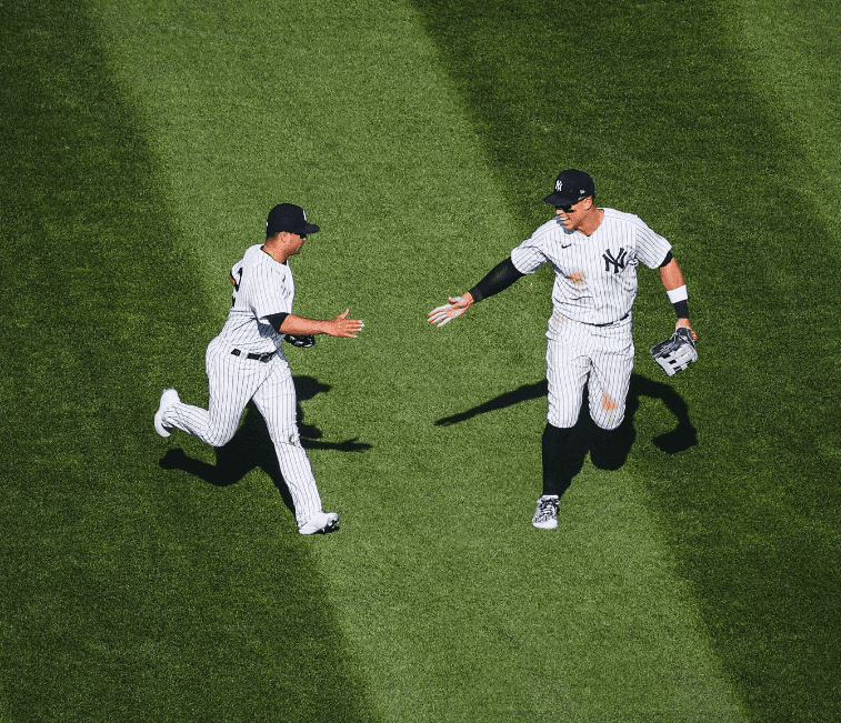 Aaron Judge es visto felicitando al jardinero central de los Yankees Isiah Kiner-Falefa después de su sobresaliente un salvamento defensivo contra los Angels en el Yankee Stadium el 20 de abril de 2023.