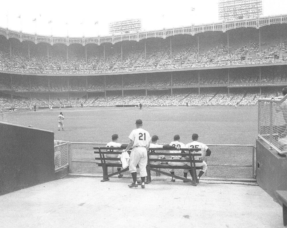 Vista del Old Yankee Stadium desde el bullpen de los Yankees en los años 50.