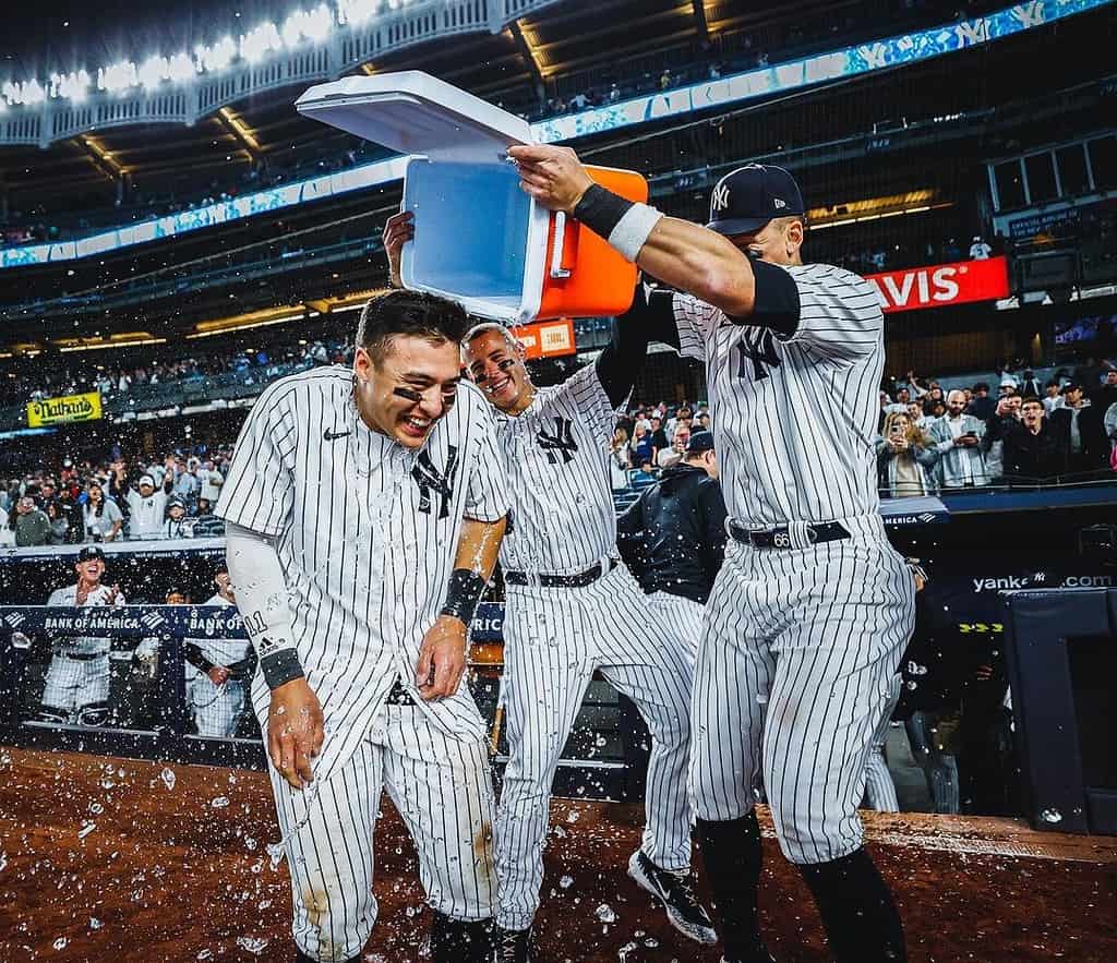 Aaron Judge y Anthony Rizzo, de los Yankees, vierten hielo sobre Anthony Volpe, quien bateó la carrera ganadora contra Baltimore en el Yankee Stadium el 24 de mayo de 20223.