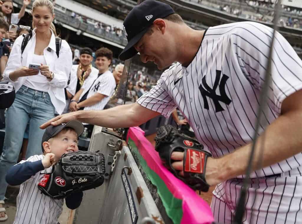 Gerrit Cole con su hijo y su mujer en el Yankee Stadium en abril de 2023.