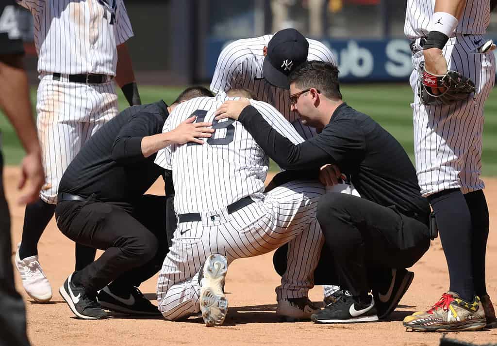 Anthony Rizzo es ayudado en el campo tras lesionarse durante la victoria de los Yankees sobre los Padres.