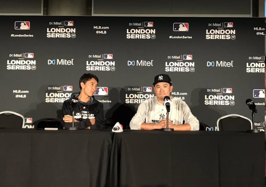 Masahiro Tanaka, de los Yankees, y su traductor, Shingo Horie, en 2019.