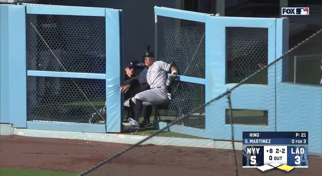 El capitán de los Yankees Aaron Judge rompió la puerta del bullpen en el Dodger Stadium mientras realizaba una espectacular atrapada el 3 de junio de 2023.