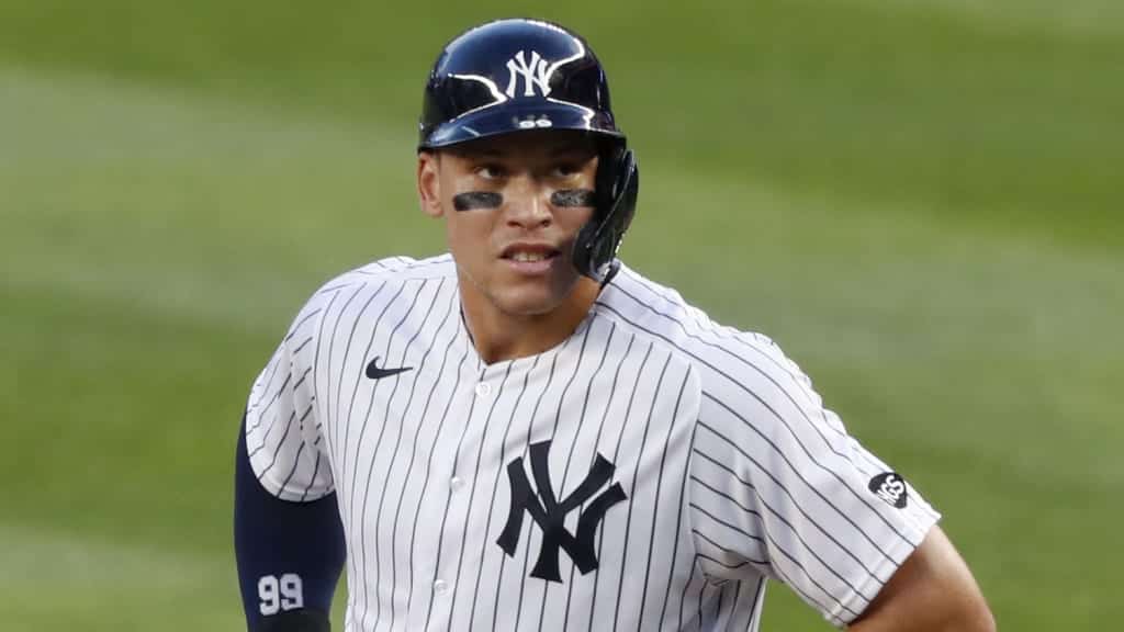 Clay Holmes preparándose para jugar en un partido de los Yankees en la MLB.