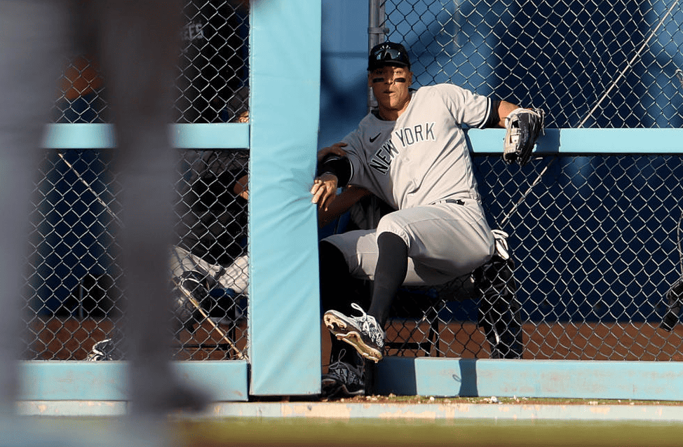 El capitán de los Yankees Aaron Judge rompió la puerta del bullpen en el Dodger Stadium mientras realizaba una espectacular atrapada el 3 de junio de 2023.