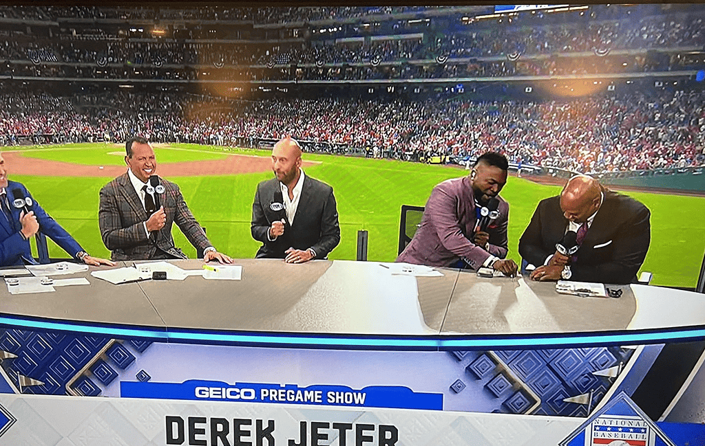 Derek Jeter hace una aparición especial en Fox sports para un programa previo al partido en el Juego 3 de la Serie Mundial el 1 de noviembre de 2022.