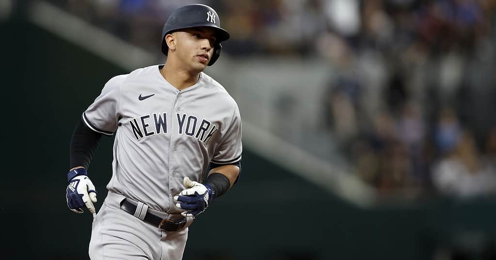 Oswald Peraza lanza durante el partido de los Yankees.