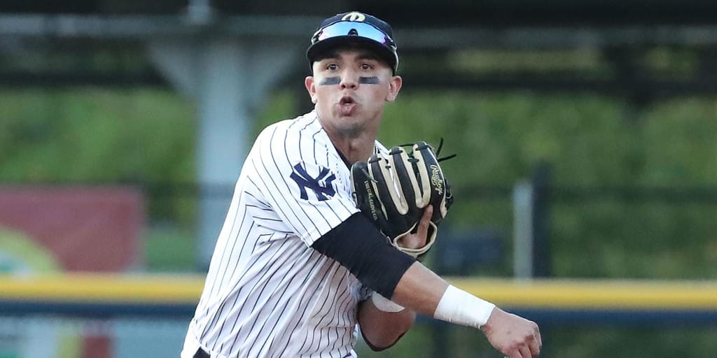 Oswald Peraza lanza durante el partido de entrenamiento de los Yankees.