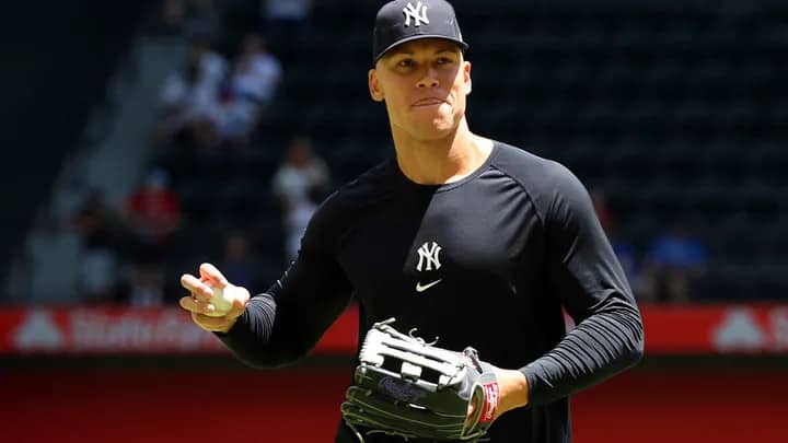 El jardinero central de los Yankees de Nueva York Aaron Judge realiza un par de lanzamientos de calentamiento antes de un partido de béisbol contra los Rangers de Texas el domingo 30 de abril de 2023, en Arlington, Texas.  