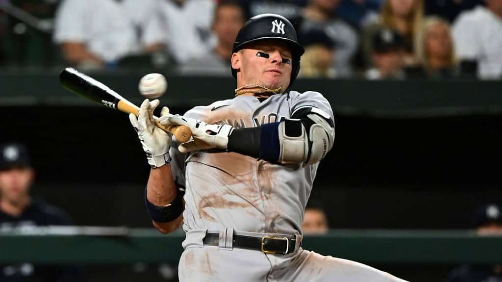 Josh Donaldson, de los Yankees, esquiva un lanzamiento de Jordan Lyles, de los Orioles, el 18 de mayo de 2022, en Baltimore.