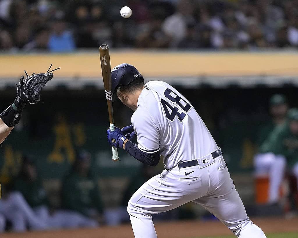 Anthony Rizzo, de los New York Yankees, se agacha tras ser golpeado por una pelota en el Citi Field el 14 de junio de 2023.