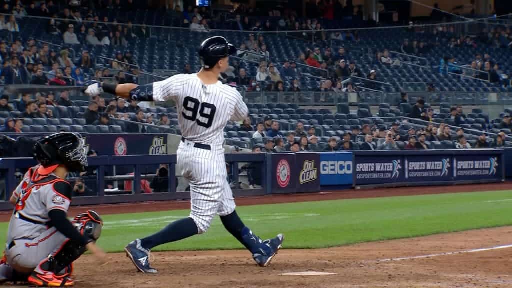 Aaron Judge batea un cuadrangular solitario al jardín izquierdo en su 30 cumpleaños, aumentando la ventaja de los Yankees a 11-8 en el 8vo.