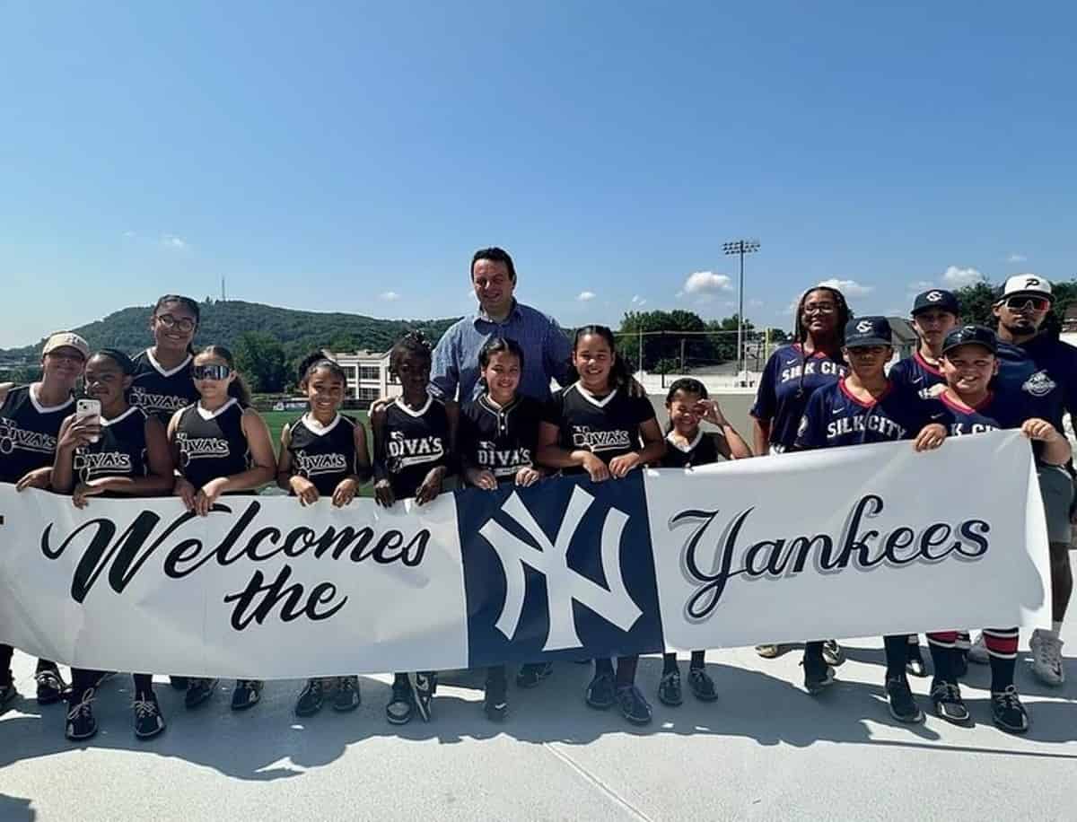Andre Sayegh, mayor of Petersen, NJ, and kids are welcoming the Yankees players during the Hope Week.