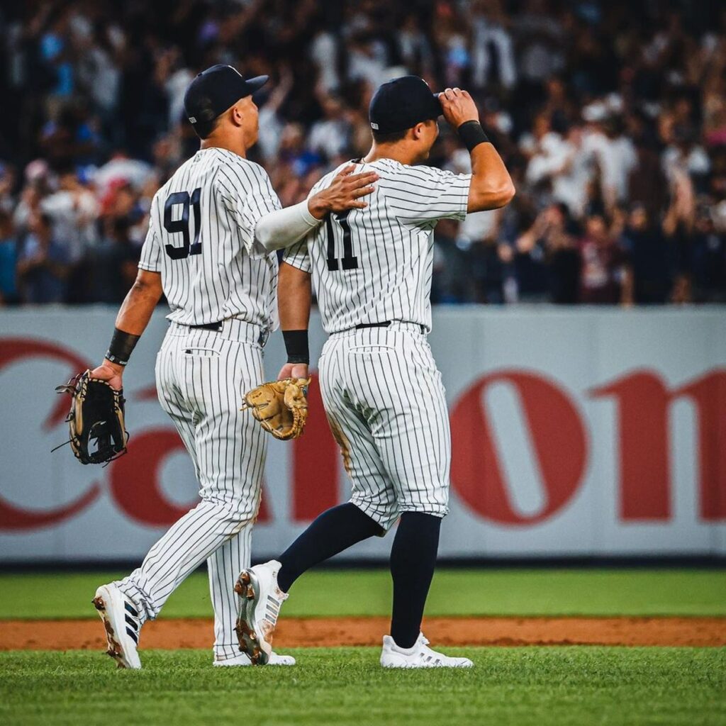 Anthony Volpe y Oswald Peraza vistos juntos tras su notable exhibición defensiva contra los Royals en el Yankee Stadium el 21 de julio de 2023.