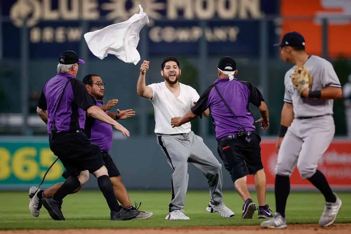 Un intruso lanza una camiseta y grita a Anthony Volpe durante la victoria de los Yankees sobre los Rockies el 15 de julio en Coors Field.
