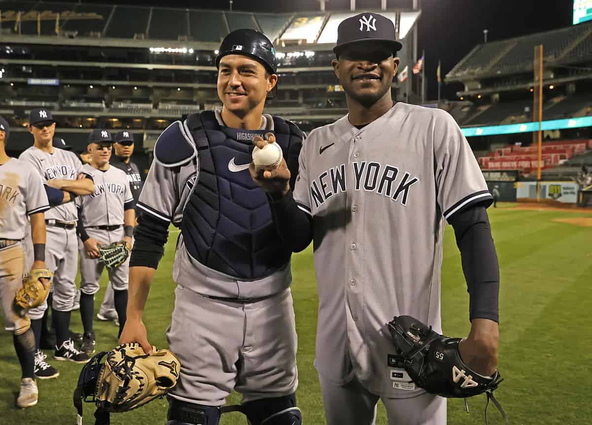 
Domingo German y Kyle Higashioka posan para una foto después de que German lanzara un juego perfecto en la victoria de los Yankees por 11-0 sobre los A's.