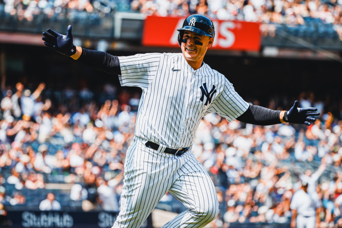 El jugador de los Yankees Anthony Rizzo celebra tras un jonrón contra los Royals en el Yankee Stadium el 23 de julio de 2023.