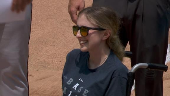 Sarah Langs, enferma de ELA, intercambia tarjetas de alineación en el Yankee Stadium y sus padres lanzan el primer lanzamiento ceremonial.