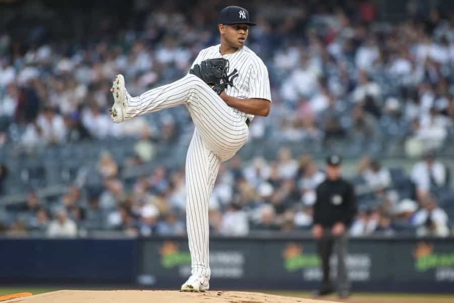 El abridor de los Yankees Randy Vasquez lanza contra Baltimore en el Yankee Stadium el 5 de julio de 2023.