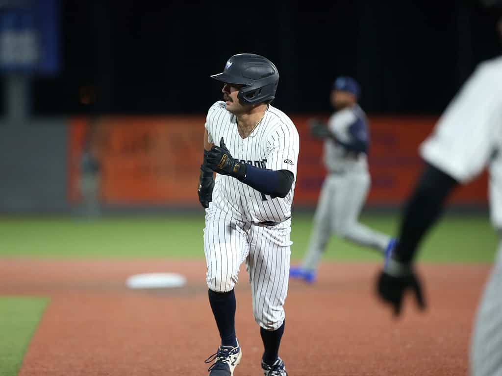 Austin Wells en acción para los Somerset Patriots.