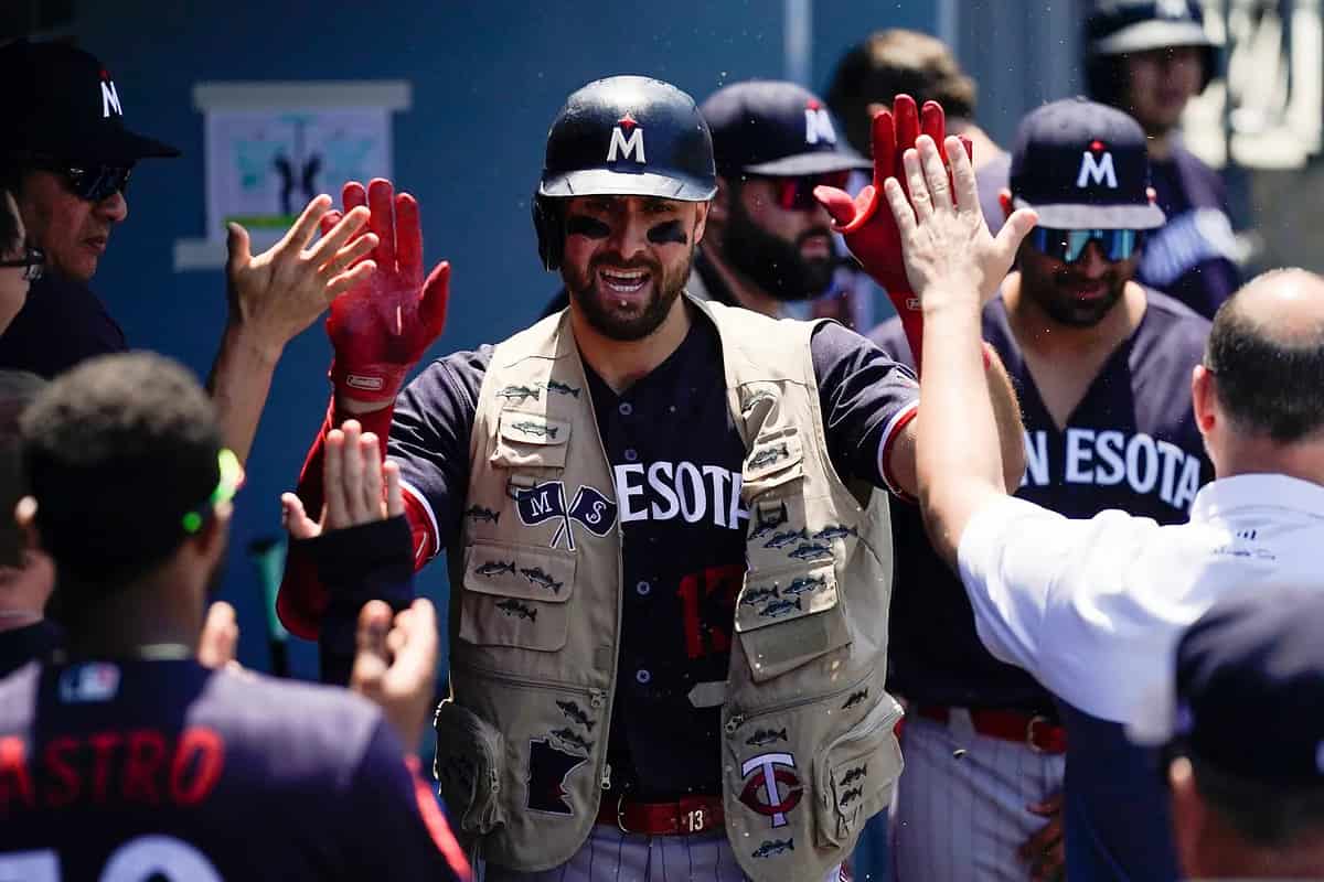 Joey Gallo recibe felicitaciones tras batear un jonrón contra los Dodgers.