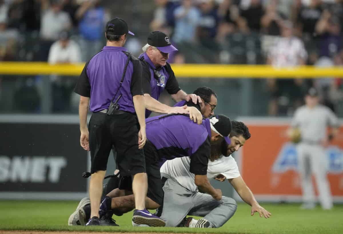 Un intruso lanza una camiseta y grita a Anthony Volpe durante la victoria de los Yankees sobre los Rockies el 15 de julio en Coors Field.