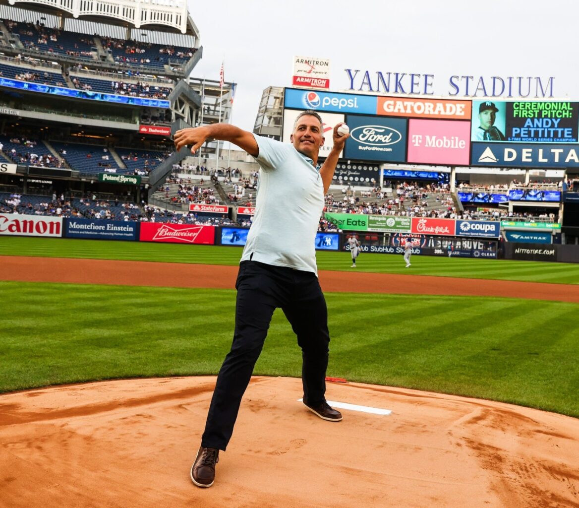 Andy Pettitte realiza el lanzamiento ceremonial en el Yankee Stadium el 25 de julio de 2023.