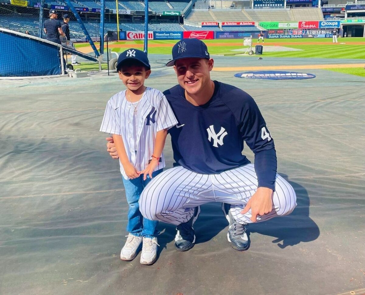 Anthony Rizzo with a young fan at Yankee Stadium on May 2, 2023.