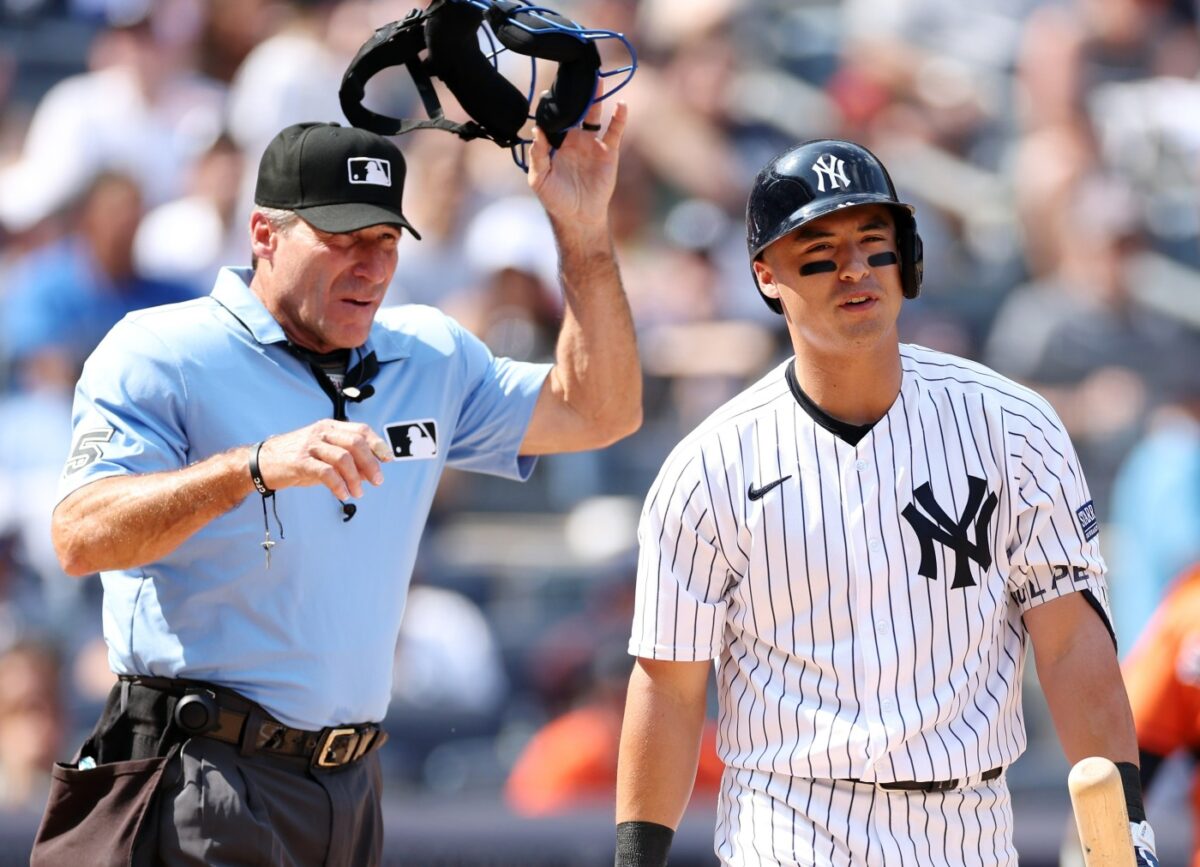 El árbitro Ángel Hernández se ve con Anthony Volpe durante el partido Yankees vs. Astros en el Yankee Stadium el 06 de agosto de 2023.