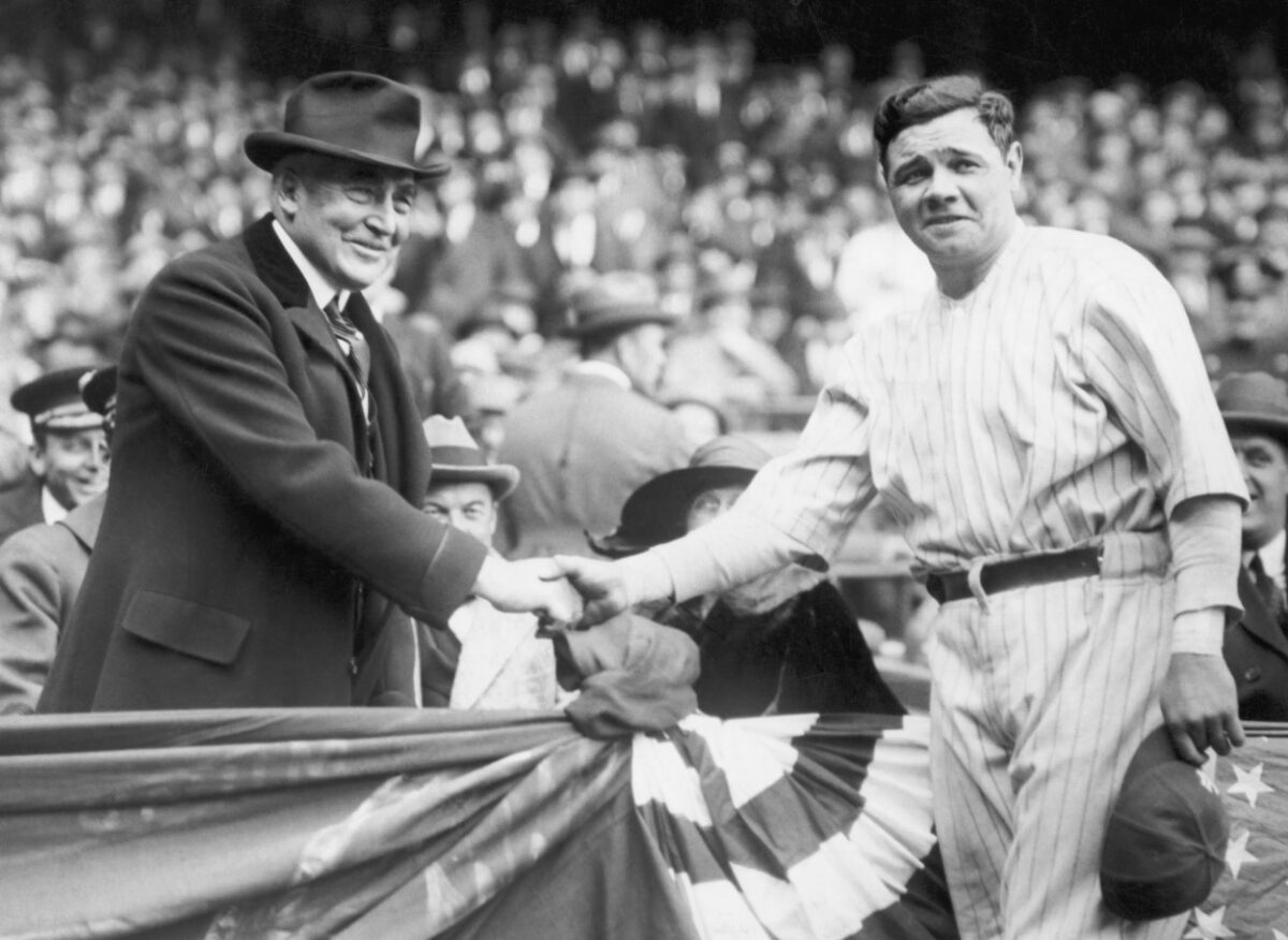 Babe Ruth con el Presidente Warren Harding en abril de 1923 en la temporada inaugural del Yankee Stadium.