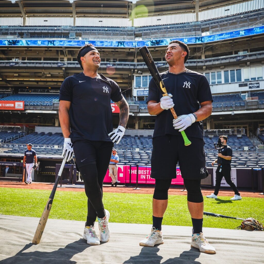 Los jóvenes Everson Pereira y Oswald Peraza de los Yankees de Nueva York en el Yankee Stadium