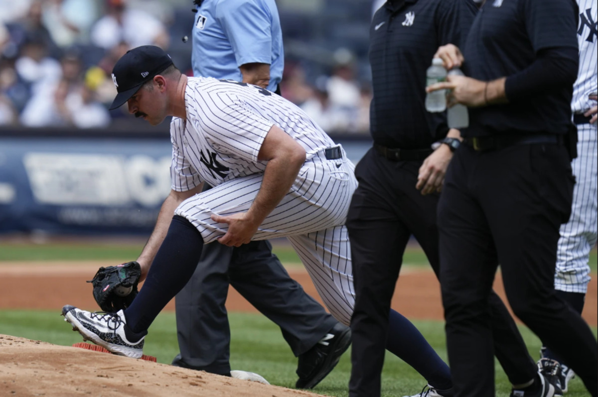 Carlos Rodon trata de estirarse después de una tirantez en el tendón de la corva durante su inicio para los Yankees contra los Astros el 06 de julio de 2023, en el Yankee Stadium.