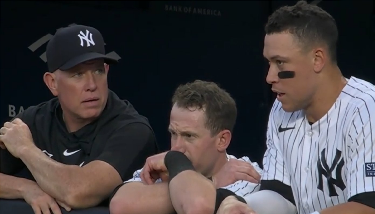 El entrenador de bateo de los Yankees, Sean Casey, está con Billy McKinney y Aaron Judge.en el Yankee Stadium.