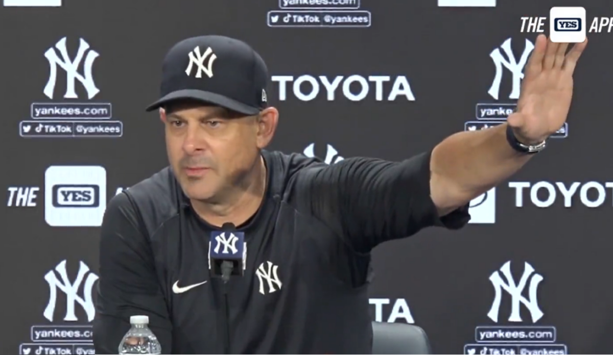 Aaron Boone, entrenador de los Yankees, en la rueda de prensa posterior al partido del 20 de agosto de 2023 en el Yankee Stadium.