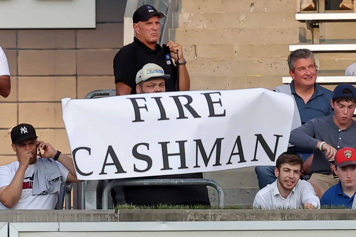 Jon, aficionado de los Yankees, sostiene un cartel que dice "FIRE CASHMAN" el 2 de agosto de 2023, a las puertas del Yankee Stadium.