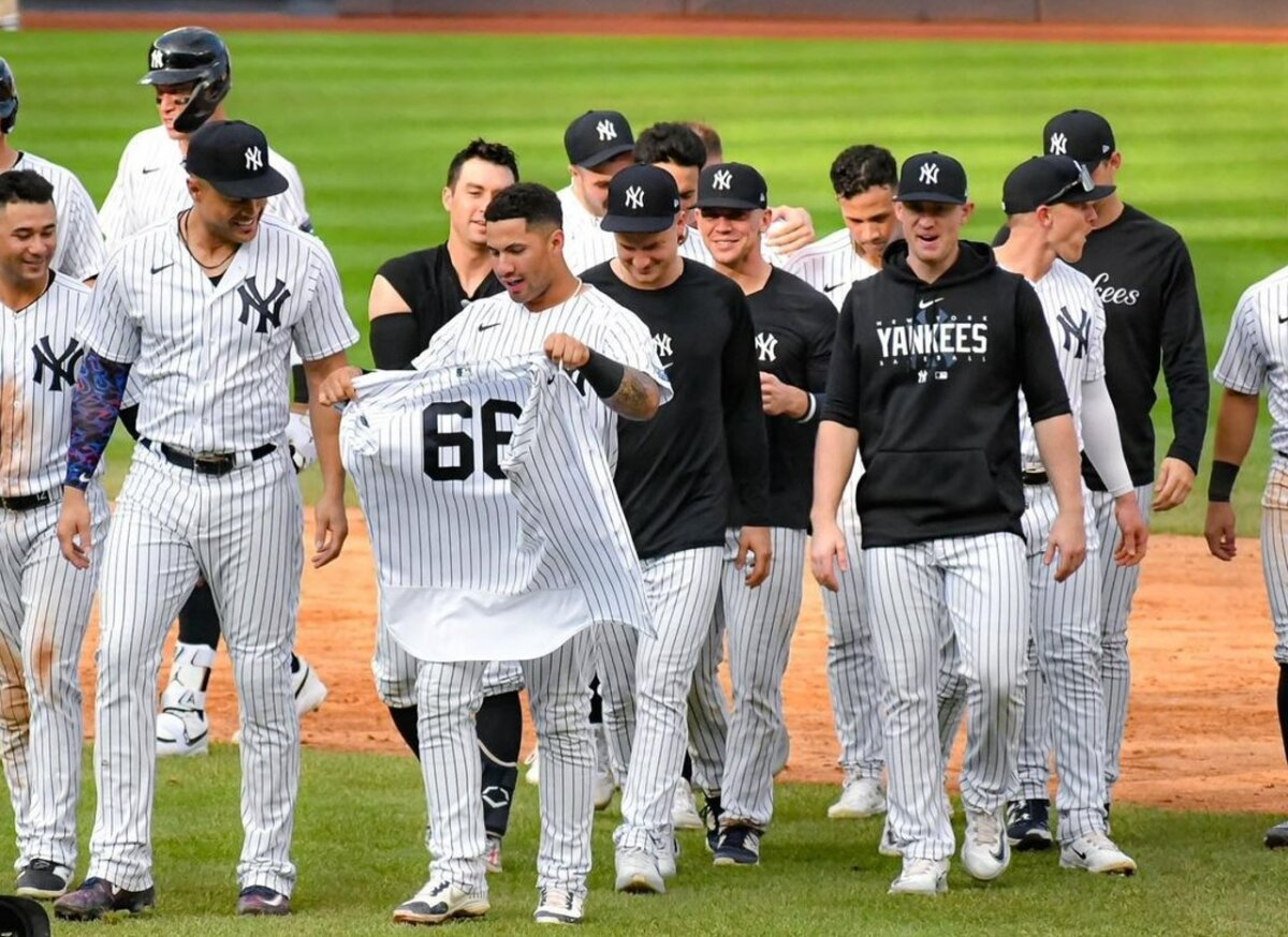 El equipo de los Yankees celebra tras una sorprendente victoria sobre los Brewers el 10 de septiembre de 2023, en el Yankee Stadium.