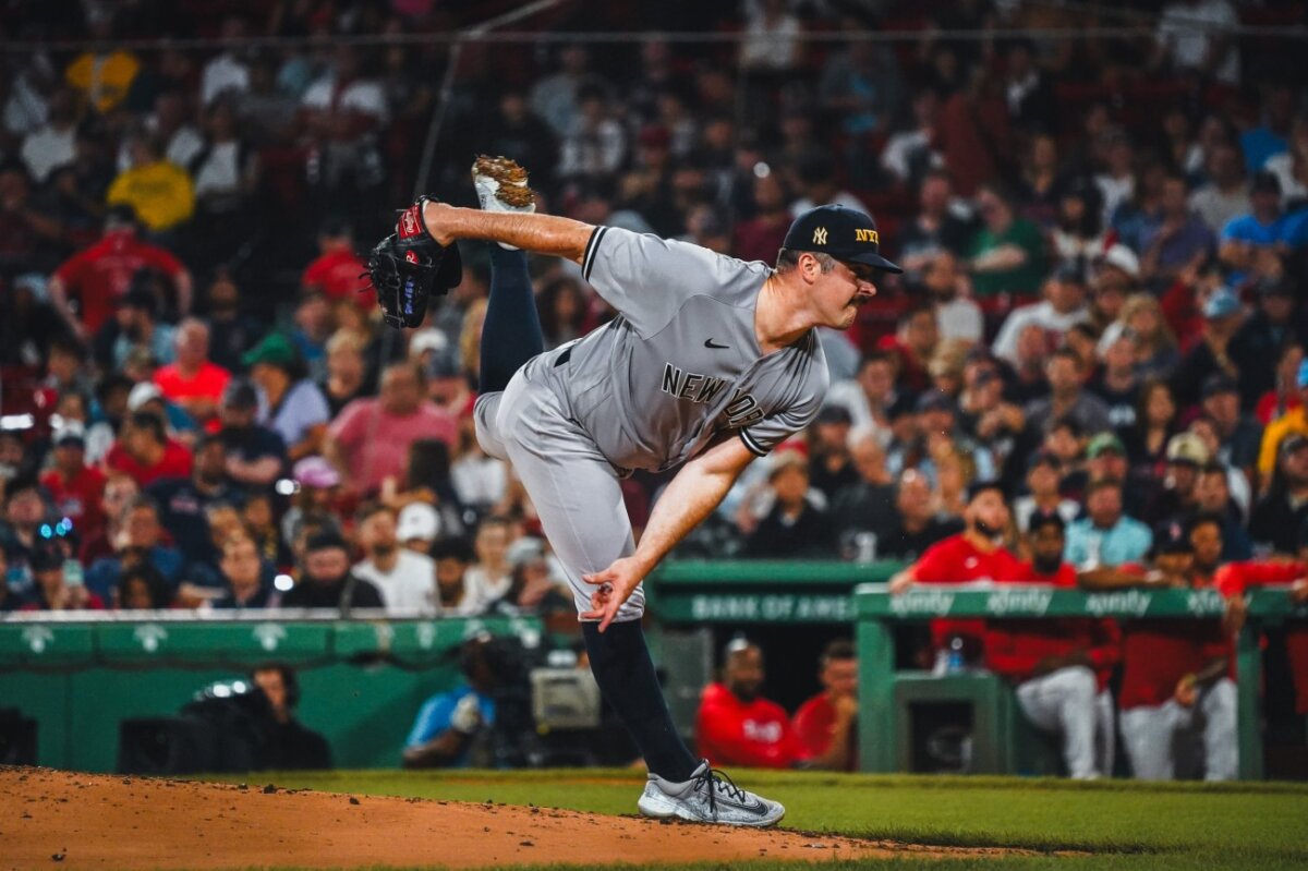 El abridor de los Yankees Carlos Rodon en acción contra los Red Sox en Fenway Park el 12 de septiembre de 2023.