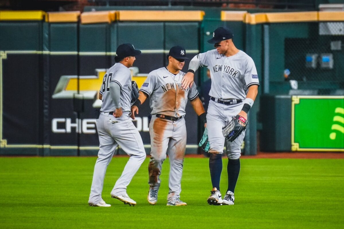 Aaron Judge, Jasson Dominguez y Everson Pereira, de los Yankees, celebran tras vencer 5-4 a los Astros el 2 de septiembre de 023, en Houston.
