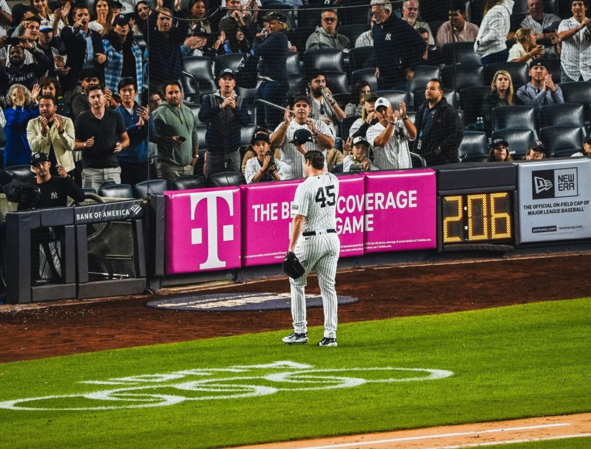 El as de los Yankees Gerrit Cole recibe la ovación del público tras lanzar contra los Blue Jays el 21 de septiembre de 2023, en el Yankee Stadium.
