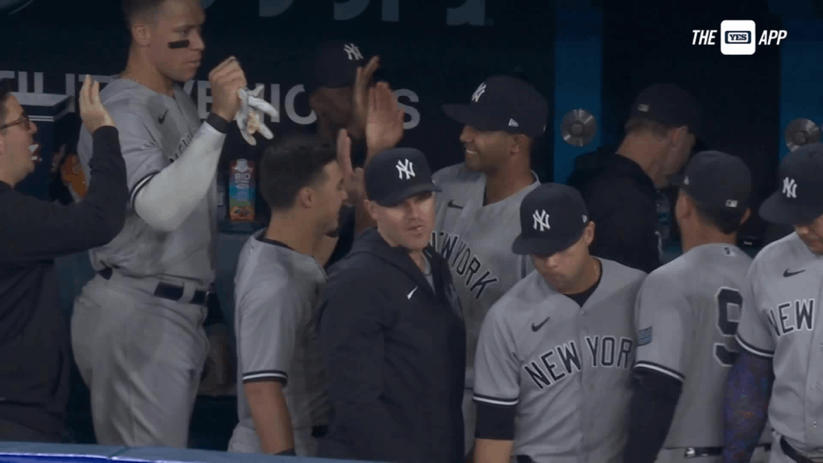 Yankees prospect Yoendrys Gómez is celebrating his debut with his teammates during the game against the Toronto Blue Jays in Major League Baseball.