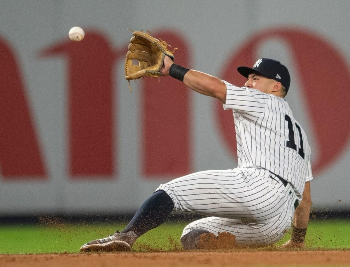 El campocorto de los Yankees Anthony Volpe hace una exhibición defensiva contra los Brewers en el Yankee Stadium el 10 de septiembre de 2023.