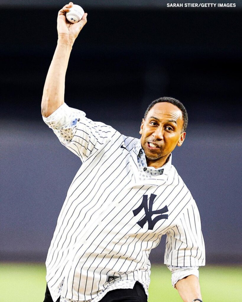 Stephen Smith hace el primer lanzamiento en el partido Yankees-Blue Jays en el Yankee Stadium el 21 de septiembre de 2023.